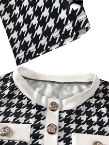 Detailaufnahme des Hahnentritt-Tops mit weißem Rand und goldenen Löwenkopfknöpfen