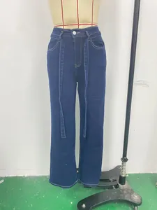 Vorderansicht einer dunkelblauen Vintage-Jeans mit weitem Bein an einer Schaufensterpuppe