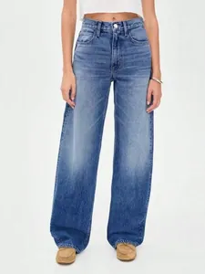 Vue de face d'un jean en denim ample à taille haute pour femme en bleu délavé chic
