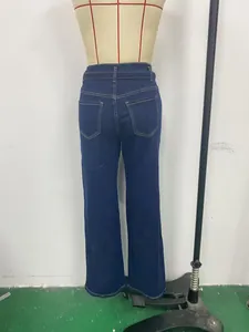Detaillierte Rückansicht einer Retro-Jeans mit weitem Bein und gelben Kontrastnähten