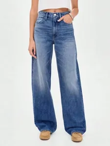 Vue complète du jean en denim à jambe large et taille haute pour femme en bleu délavé