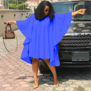 Gros plan sur la robe plissée bleu vif en grande taille avec des manches chauve-souris élégantes.