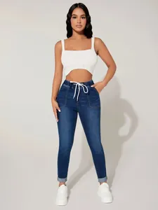 Jean court bleu foncé moulant à haute élasticité avec cordon de serrage blanc pour femme