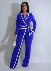 Elegante mono de manga larga en azul real y blanco con un detalle de cinturón de moda