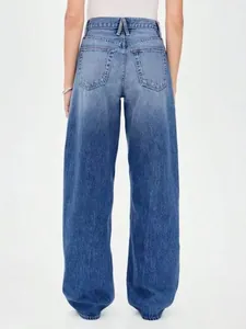 Vue arrière d'un jean large taille haute pour femme en denim bleu délavé vintage