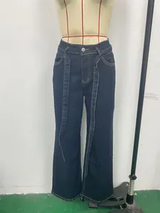 Detailansicht der dunkelblauen Retro-Jeans mit weitem Bein und dekorativen Bändern.
