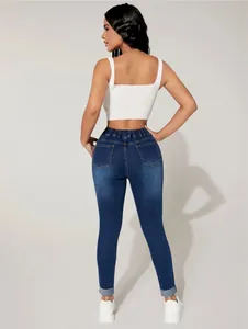 Vue arrière d'un jean slim bleu extensible pour femme avec une taille élastiquée