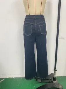 Rückansicht einer klassischen dunkelblauen Vintage-Jeans mit hoher Taille und weitem Bein