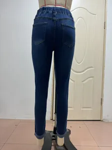 Vue arrière d'un jean skinny bleu taille haute pour femme sur un mannequin de couture.