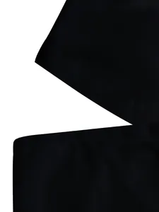 Detailopname van de hoogwaardige stiksels op de zwarte stof van deze 4-delige set.