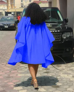 Vue arrière d'une robe plissée bleue ample avec manches chauve-souris