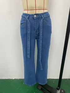 Detailansicht einer blauen Vintage-Jeans mit weitem Bein und passendem Gürtel auf Mannequin