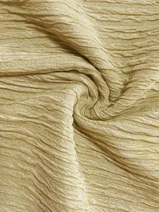 Macro dettaglio del tessuto stropicciato dorato con elegante trama plissettata e lucentezza
