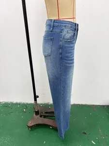 Vue latérale d'un jean bleu ample pour femme montrant les détails des poches et le lavage