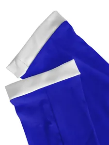 Primer plano de los puños blancos en contraste de un mono de moda azul real de manga larga
