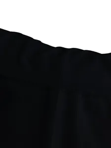 Gedetailleerde close-up van de zwarte elastische stoftextuur van een casual damessetje
