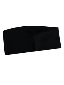 Detailopname van een zwarte effen stretch bandeau-top uit een vierdelige set kleding