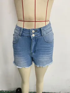 Detalle de shorts vaqueros para mujer con cintura alta de dos botones y dobladillo deshilachado