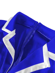 Primer plano del cuello de un mono azul con ribete blanco y detalle de cremallera.