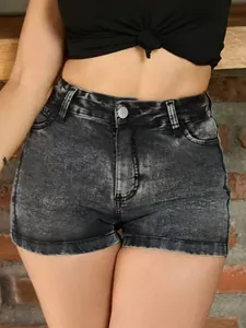 Dettaglio di pantaloncini di jeans neri a vita alta con lavaggio acido