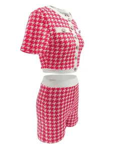Seitenansicht des rosa Hahnentritt-Zweiteilers mit kurzärmeligem Oberteil und Shorts