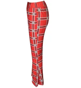 Vue latérale détaillée d'un pantalon flare à carreaux rouges avec taille haute slim