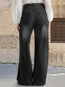 Vue détaillée d'un jean denim noir vintage à jambes larges pour femme, de dos