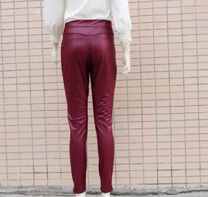 Rückansicht von weinroten Kunstleder-Skinny-Hosen mit hoher Taille und Stretch