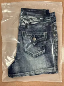Detalle de los pantalones cortos vaqueros bordados para mujer en una bolsa de plástico