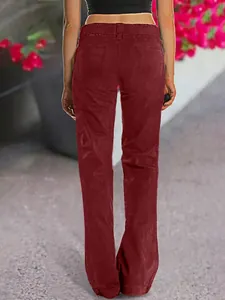 Vue arrière détaillée du jean bordeaux pour femme à jambe droite avec poches arrière.