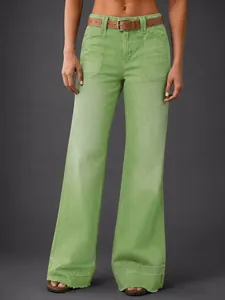 Gros plan sur un jean large vert clair à taille haute avec des poches avant plaquées