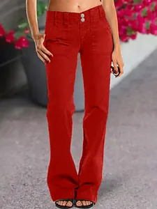 Vue détaillée d'un jean rouge pour femme avec taille à double bouton et poches plaquées
