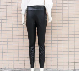 Detailansicht der schwarzen Kunstleder-Leggings mit hoher Taille an einer Schaufensterpuppe