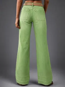 Vue arrière professionnelle d'un jean vert taille haute à jambes larges avec ourlet brut