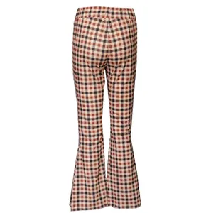 Vue arrière détaillée du pantalon évasé à carreaux marron avec ourlet en cloche