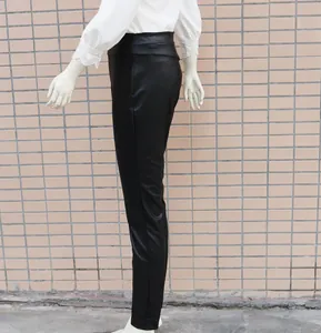 Detailseitenansicht der schwarzen Skinny-Stretchhose aus Kunstleder an einer Schaufensterpuppe