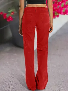 Vue arrière d'un jean en denim rouge vif à coupe droite pour femme avec poches