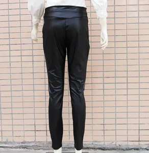 Detaillierte Rückansicht der stylischen schwarzen Kunstleder-Leggings mit hoher Elastizität