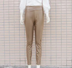 Vollansicht der hoch taillierten braunen Kunstleder-Stretchhose für Damen