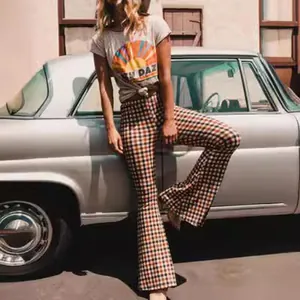 Pantalon vintage à carreaux évasé à taille haute pour femme avec une coupe ajustée chic
