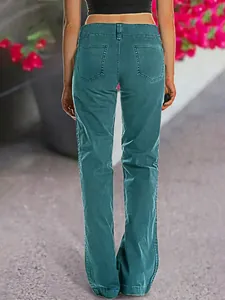 Vue arrière d'un jean droit pour femme en bleu sarcelle avec des détails de poches