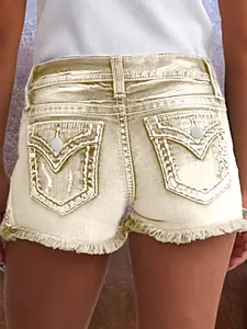 Achteraanzicht van slim-fit denim shorts voor dames met geborduurde zakken en zoom.