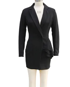 Detailansicht dieses schwarzen Blazer-Kleides mit eleganten seitlichen Rüschenakzenten