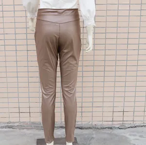 Detailansicht der Rückseite mit Passform und Textur der braunen Kunstleder-Leggings