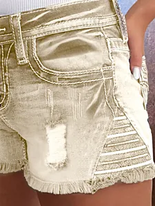 Detail van khaki dames denim short met distressed gaten en rafelige randen onderaan