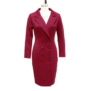 Vue de face d'une robe blazer bordeaux à manches longues et double boutonnage sur mannequin