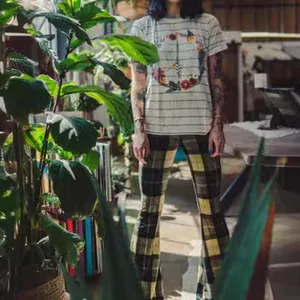 Pantalon évasé à carreaux vintage coupe ajustée pour femme style rétro chic tendance