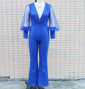 Elegante tuta blu con scollo a V, maniche a lanterna in mesh e vestibilità a gamba larga.