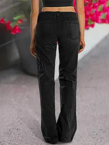 Vue arrière d'un jean noir à coupe droite pour femme avec des poches classiques