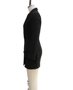 Seitenansicht eines schwarzen Blazer-Kleides mit elegantem Revers und Rüschenverzierung
